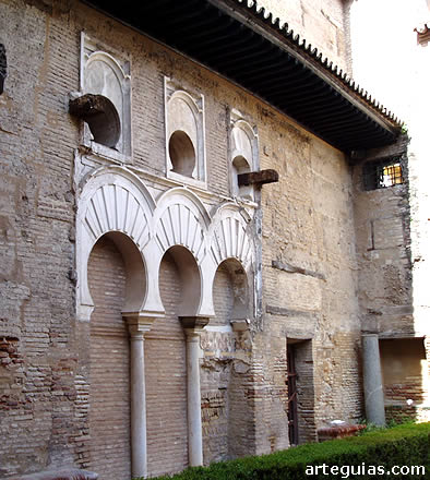 Arquer&iacute;as de herradura en el Patio del Yeso almohade