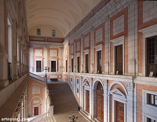 Monumental escalera al piso superior