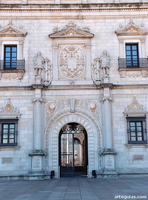 Monumental puerta del costado norte. Alonso de Covarrubias