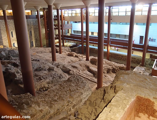 Al entrar en las modernas instalaciones del alc&aacute;zar se noa abre un enorme espacio techado del conjunto arqueol&oacute;gico donde hay sustratos romanos, &aacute;rabes y cristianos medievales