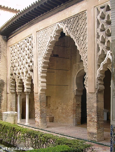 Espectaulares arquer&iacute;as almohades en el Patio del Yeso