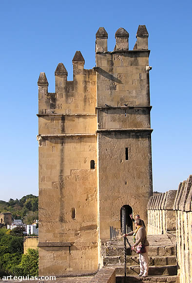 Una de las principales torres del Alc&aacute;zar de los Reyes Cristianos de C&oacute;rdoba es la de los Leones