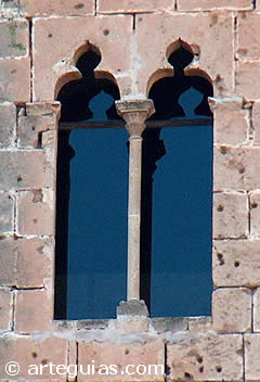 Ajimez g&oacute;tico en el Castillo de Denia