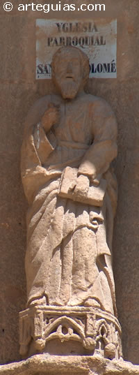 Escultura g&oacute;tica en una de las puertas de la iglesia de San Bartolom&eacute;