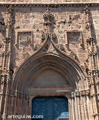 Puerta tardog&oacute;tica de la iglesia de X&agrave;bia