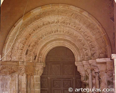 Puerta de la iglesia del Monasterio de San Pedro de Villanueva, junto a Cangas