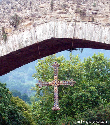 Reproducci&oacute;n de la Cruz de la Victoria en el Puente  de Cangas de On&iacute;s