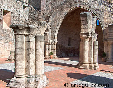 Ruinas de la iglesia del Castillo de La Adrada