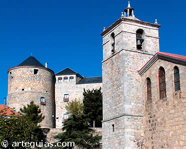 Iglesia parroquial y al fondo el castillo de  Magalia