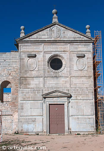 Fachada renacentista esclurialense de la iglesia del Convento de Santo Domingo