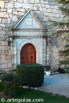 Puerta propia del renacimiento en el Castillo de Magalia de Las Navas del Marqu&eacute;s