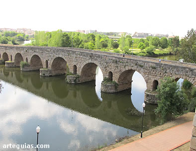 El puente romano sobre el r&iacute;o Guadiana