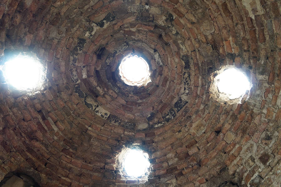 C&uacute;pula de ladrillo con lucernarios