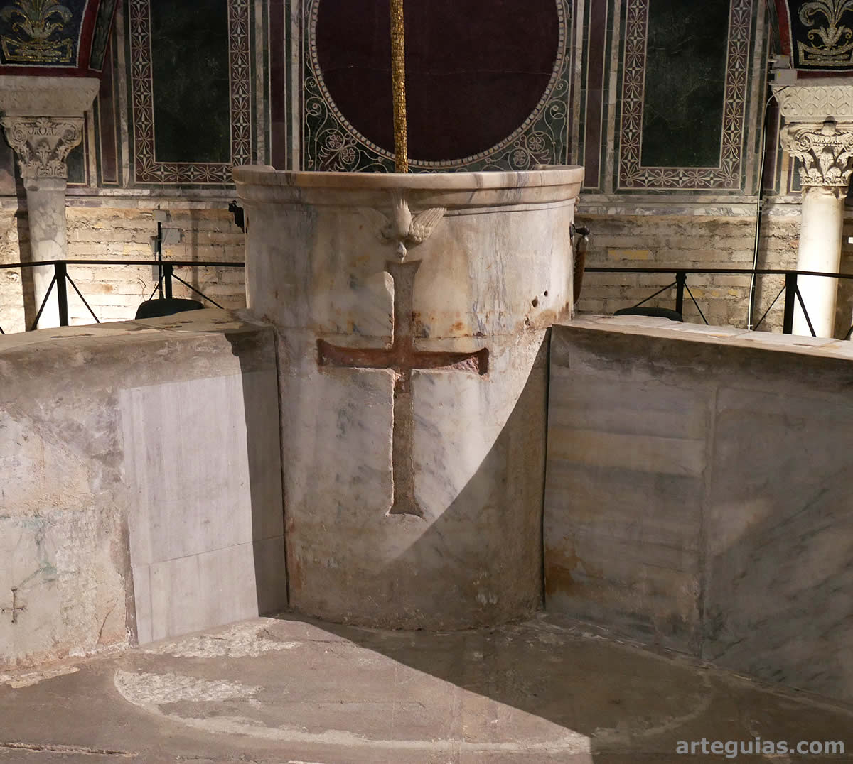 Amb&oacute;n paleocristiano de la piscina bautismal