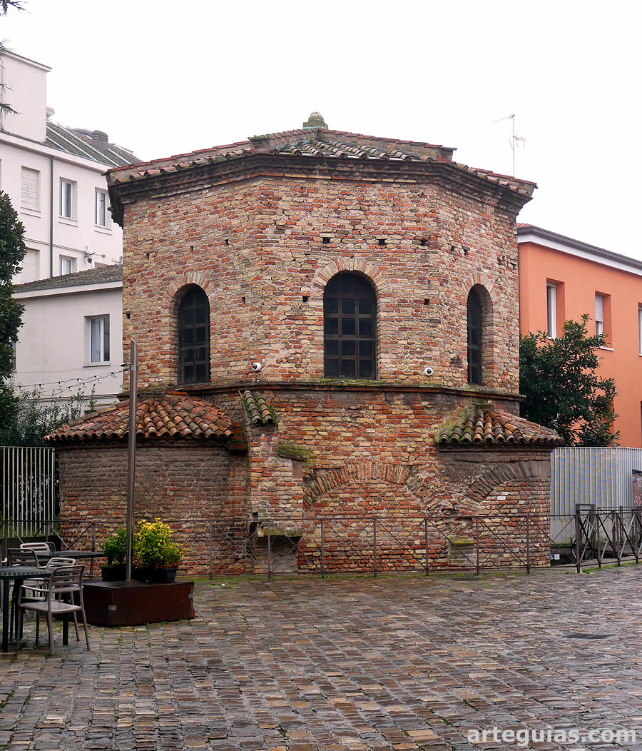 Baptisterio Arriano de R&aacute;vena,