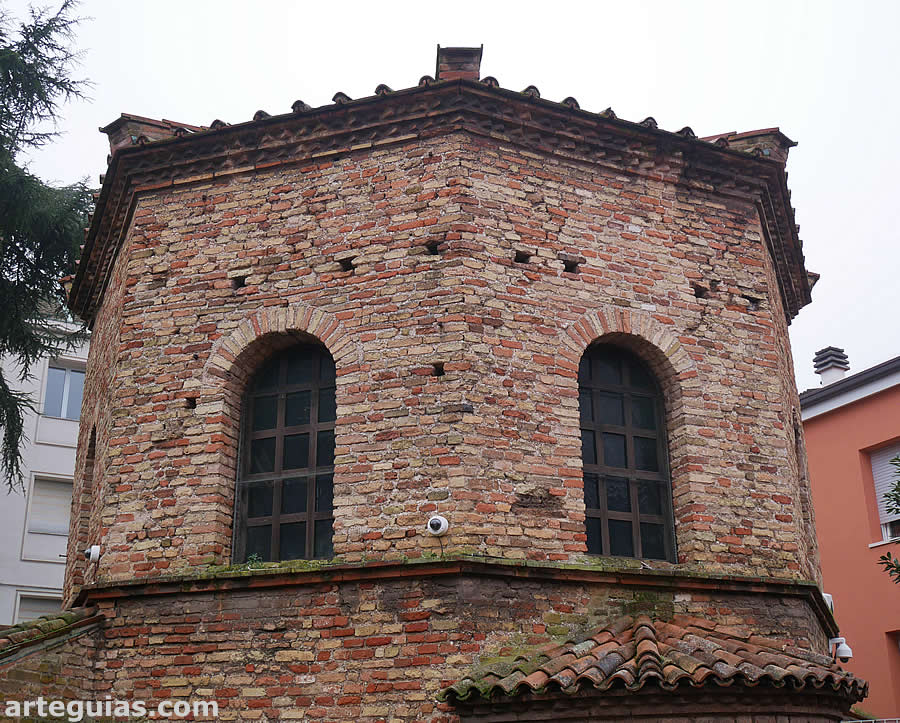EL baptisterio tiene planta octogonal