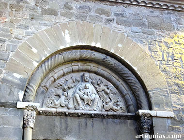 Portada rom&aacute;nica de la primitiva construcci&oacute;n rom&aacute;nica