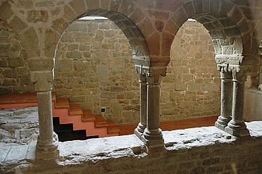 Restos del primitivo claustro rom&aacute;nico