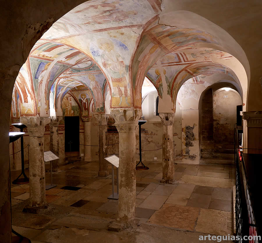 Cripta con pinturas bajo la bas&iacute;lica