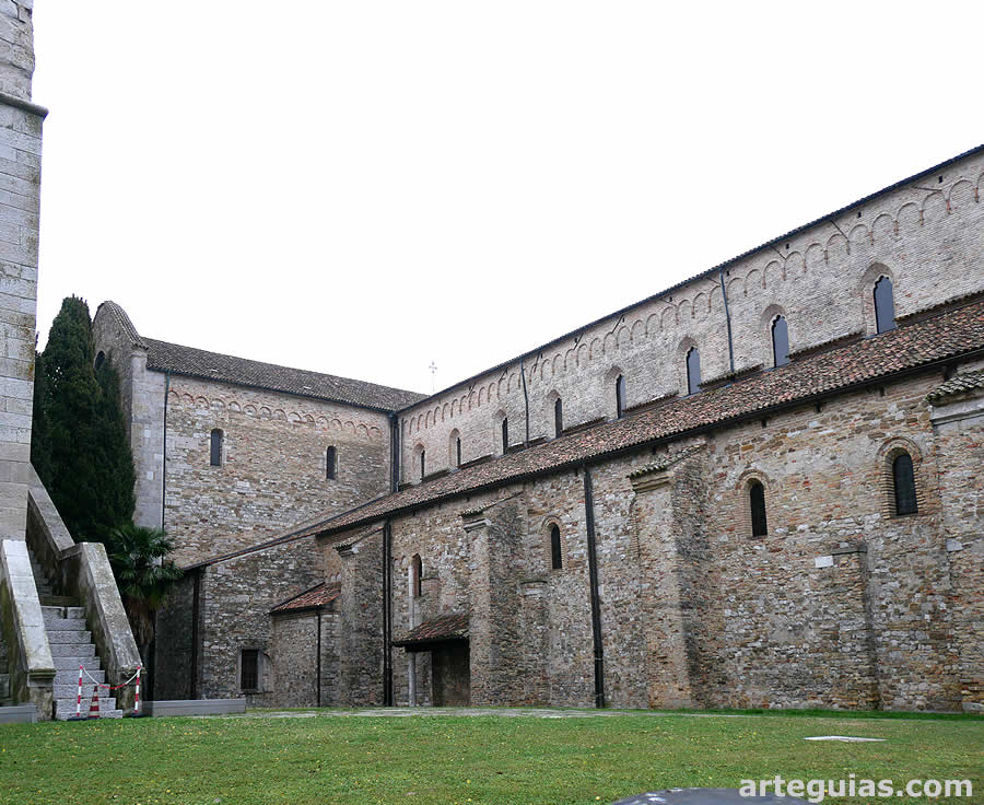 Nave lateral norte y transepto de la bas&iacute;lica de Aquilea