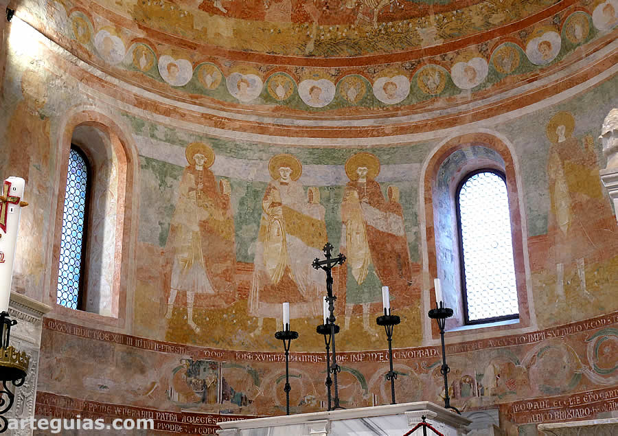 Santos en el hemiciclo absidal