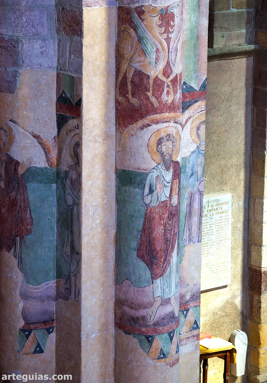 Pila con columnas de las naves y sus pinturas rom&aacute;nicas