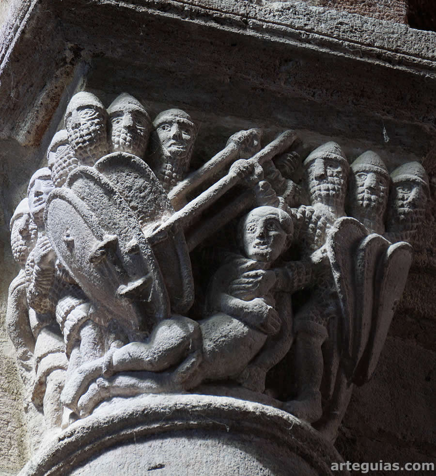 Capitel con un combate entre soldados de infanter&iacute;a