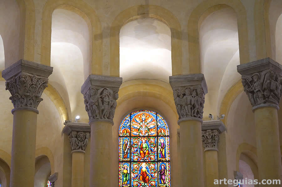 Columnas de separaci&oacute;n entre la capilla mayor y la girola