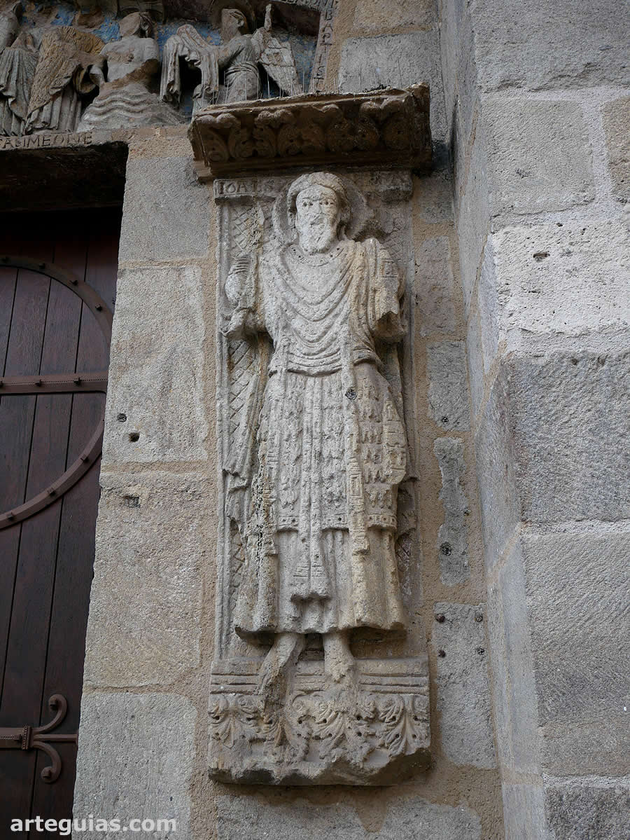 Escultura de la puerta sur de la bas&iacute;lica