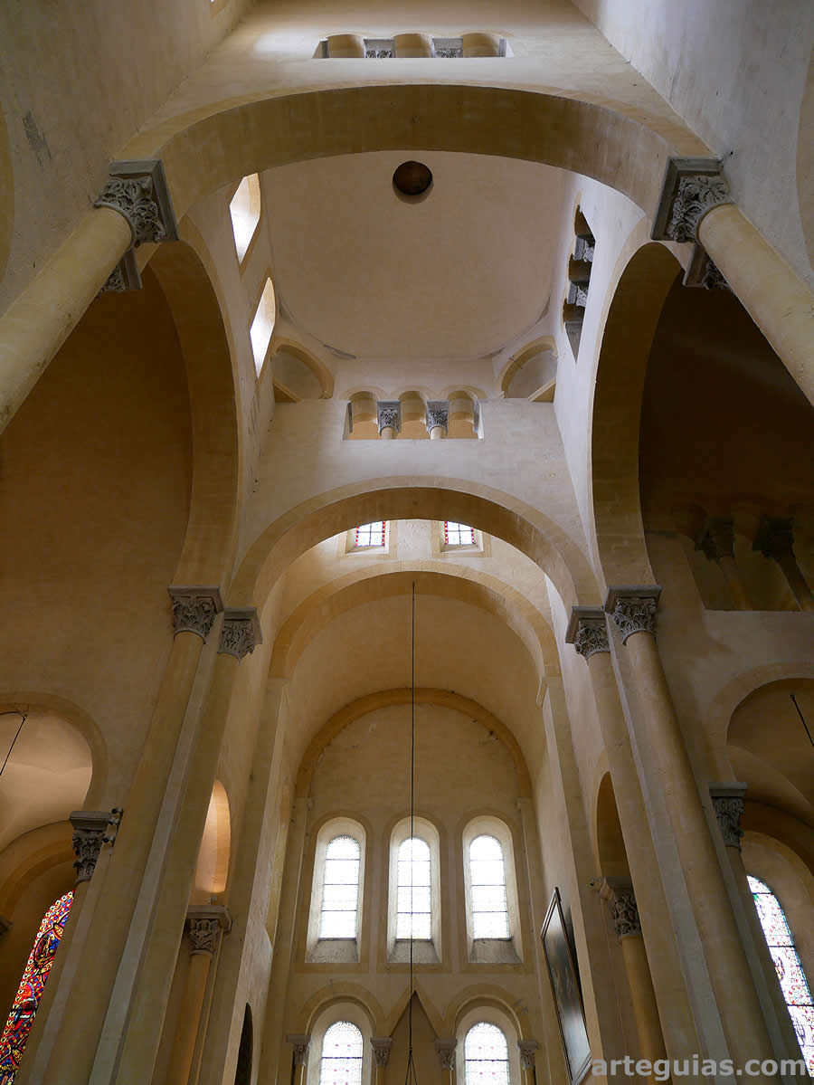 Interior de la c&uacute;pula que sujeta el macizo barlongo de la Bas&iacute;lica de Notre-Dame-du-Port de Clermont-Ferrand