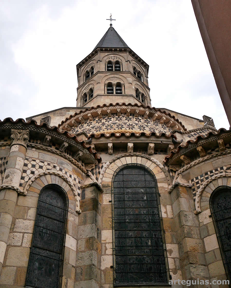 Cabecera, macizo barlongo y campanario de base octogonal