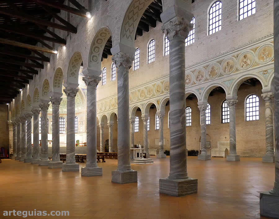 Interior de la Bas&iacute;lica de San Apolinar en Classe con sus tres naves separadas por arcos y columnas