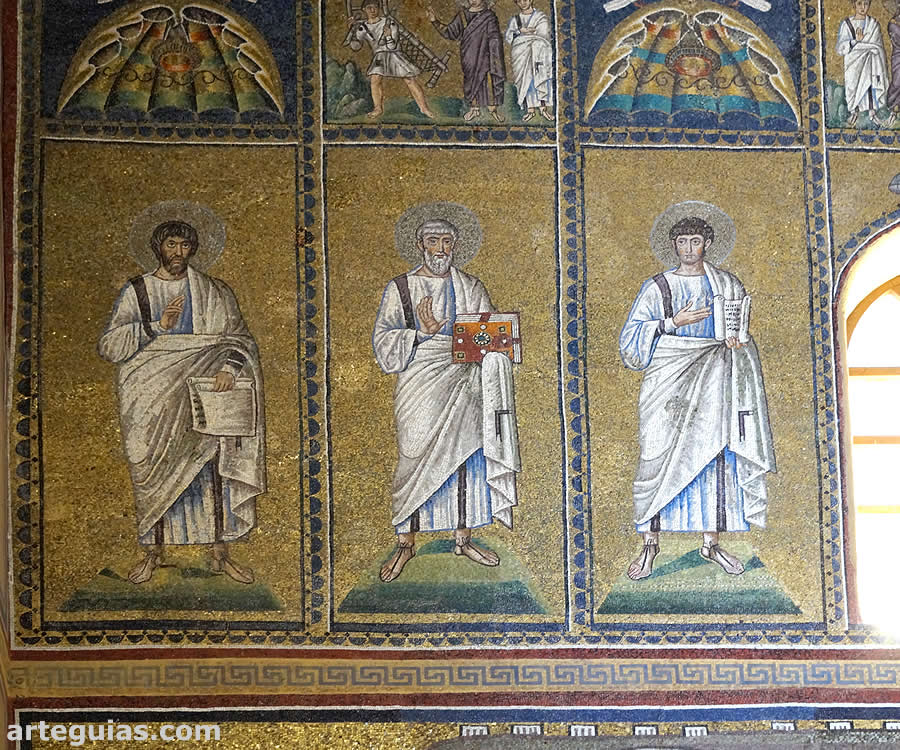En el registro intermedio de San Apolinar, los mosaicos representan profetas y santos
