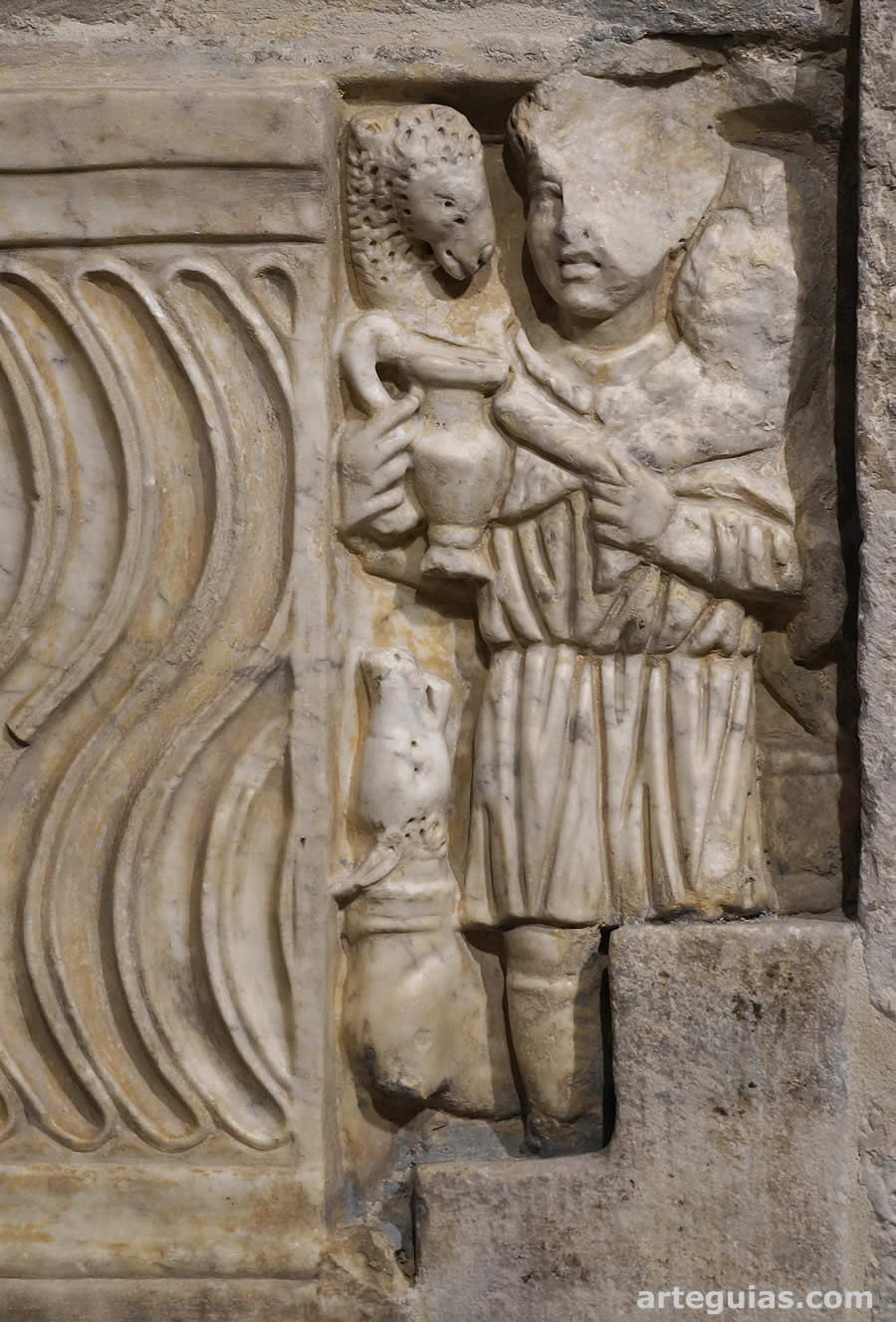 Pastor con una oveja en un sepulcro de Sant Feliu de Girona