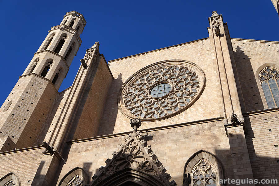 Extremo superior de la fachada principal de la Bas&iacute;lica de Santa Mar&iacute;a del Mar