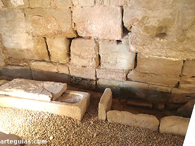 La bas&iacute;lica de los Arcos cuenta con innumerable enterramientos y otros restos arqueol&oacute;gicos