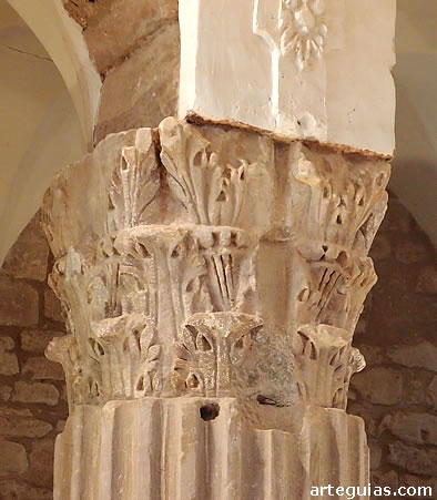 Capitel romano de acarreo en la bas&iacute;lica