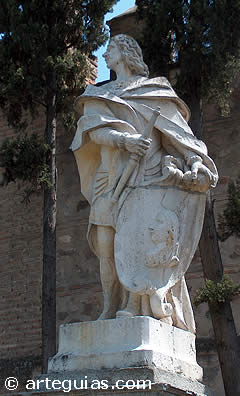 Estatua de Alfonso VI junto a las murallas de Toledo