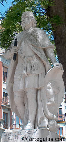 Estatua del rey Alfonso XI de Castilla y Le&oacute;n, apodado el Justiciero, situada en Burgos