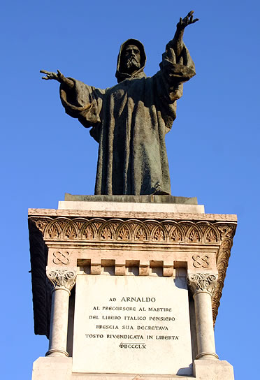 Estatua de Arnaldo de Brescia