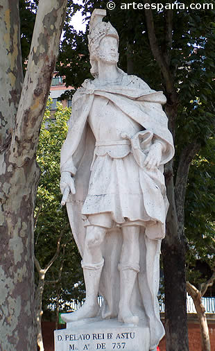 Estatua de Don Pelayo, caudillo de Asturias, en la Plaza de Oriente de Madrid