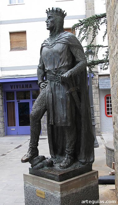 Estatua de Ramiro I en Jaca, sucesor de Sancho Ram&iacute;rez