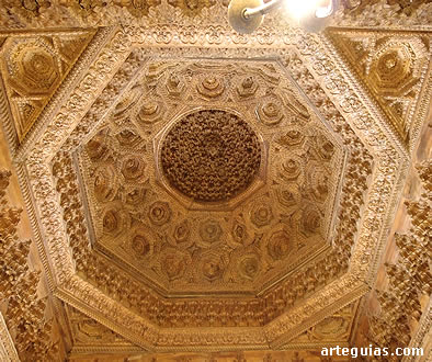 Artesonado de una de las estancias del palacio