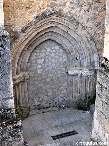 Portada de la iglesia alfons&iacute; del convento de dominicas. Caleruega
