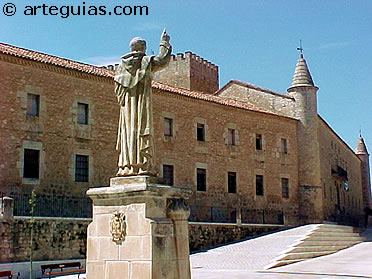 Estatua de Santo Domingo y los dos conventos de Caleruega, con el Torre&oacute;n de los Guzmanes al fondo