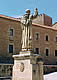 Estatua de Santo Domingo de Guzm&aacute;n. Al fondo Torre&oacute;n de los Guzmanes. Caleruega