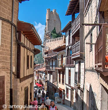 Calles medievales y castillo de Fr&iacute;as. Burgos
