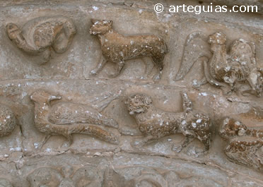 ecoraci&oacute;n escult&oacute;rica en la portada de Lences, Burgos