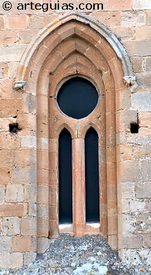 Ventanal g&oacute;tico de la iglesia de Nuestra Se&ntilde;ora del Salcinar y el Rosario, en Medina de Pomar