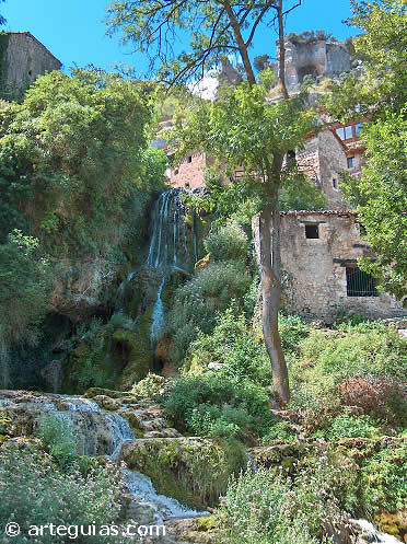 Cascadas que atraviesan el pueblo